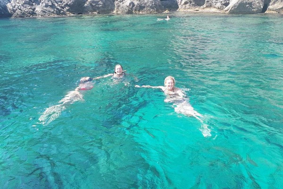 dos personas nadando en el agua del océano