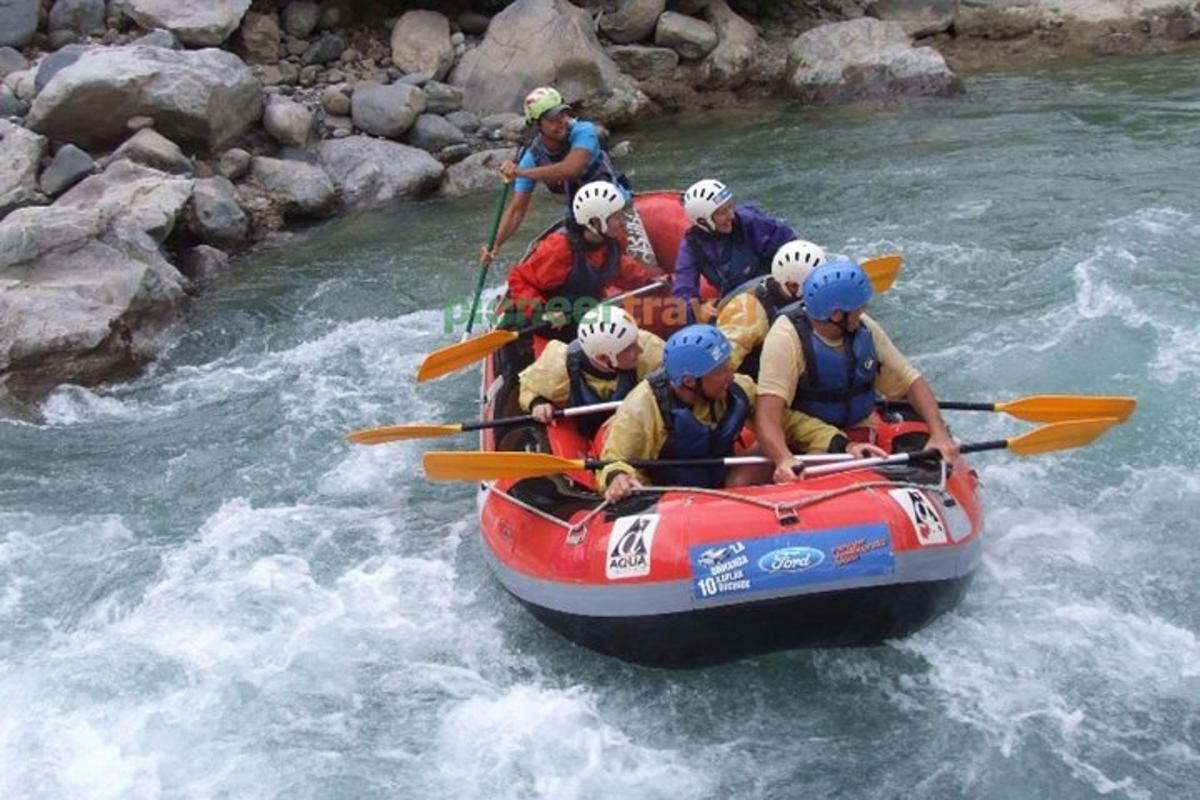 un gruppo di persone su una zattera in un fiume