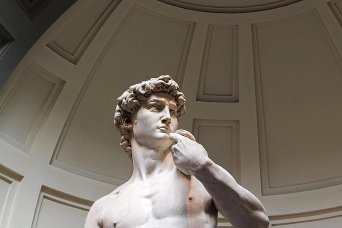 una estàtua d'un home parlant per telèfon mòbil