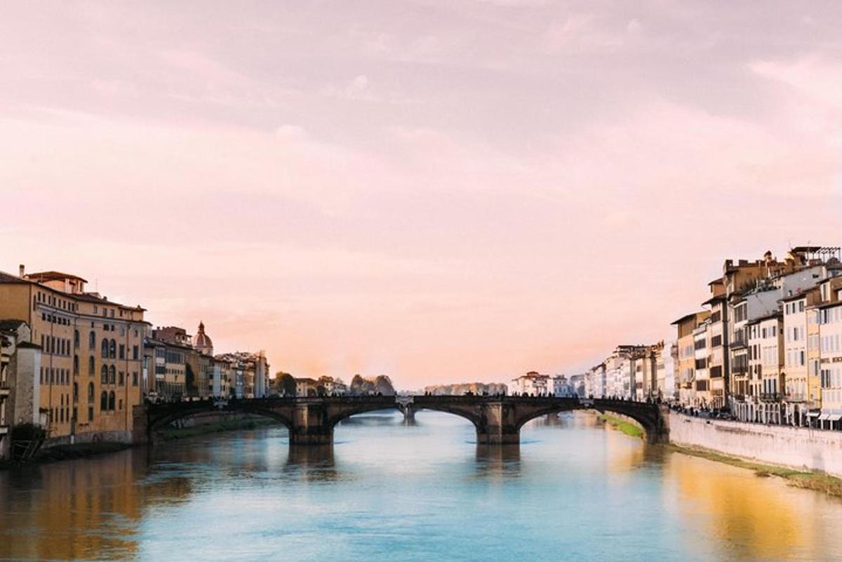 un pont sobre un riu en una ciutat amb edificis