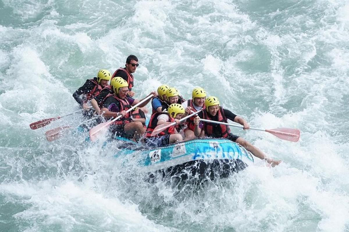 un gruppo di persone su una zattera in acqua