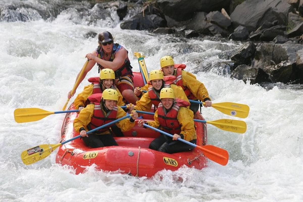 un gruppo di persone su una zattera su un fiume