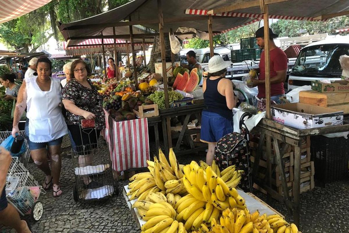 skupina lidí stojících na trhu s banány