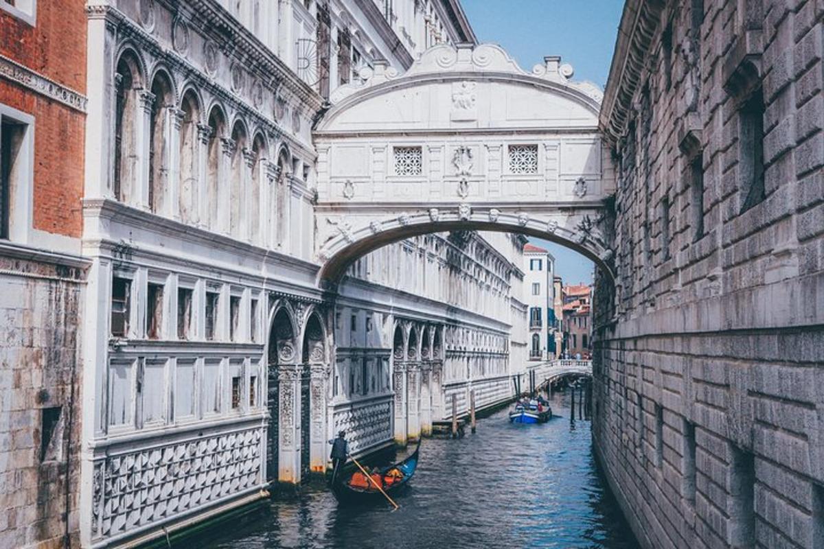 un ponte sopra un canale con barche in acqua