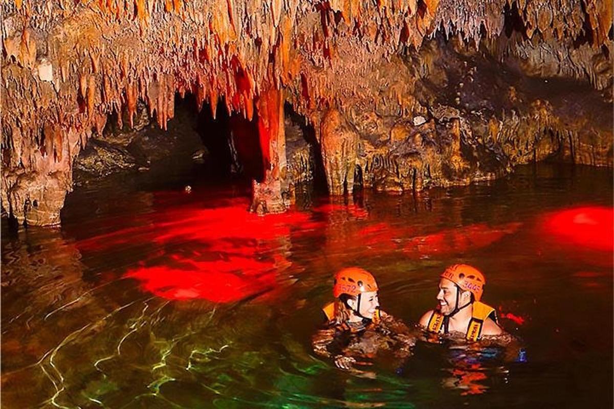 due persone in acqua in una grotta