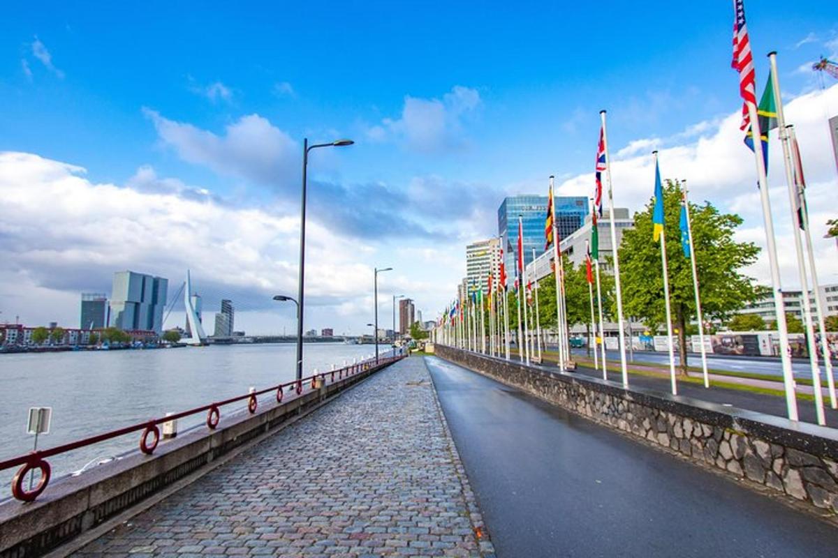 sebuah jembatan dengan bendera di atasnya di sebelah sungai