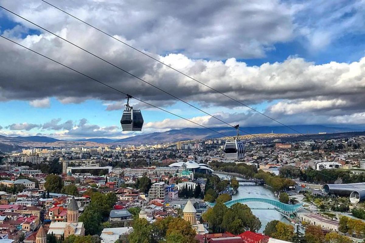 dua gondola di udara di atas sebuah bandar