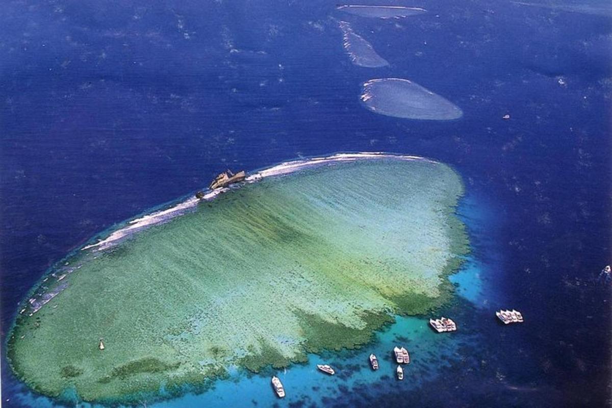 una vista aerea di un'isola nell'oceano