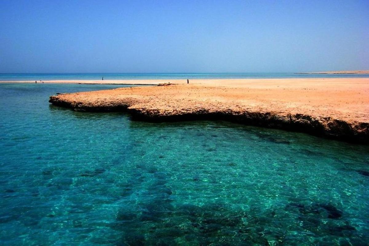 un'isola nell'acqua vicino a una spiaggia