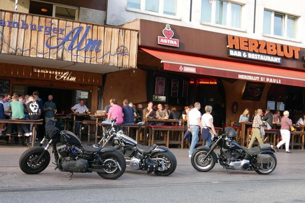 două motociclete parcate pe marginea străzii