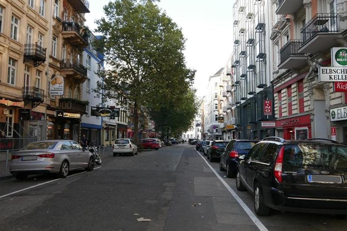 o stradă de oraș cu mașini parcate pe stradă