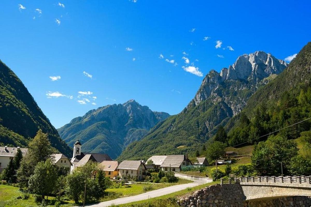 un villaggio in una valle con le montagne sullo sfondo
