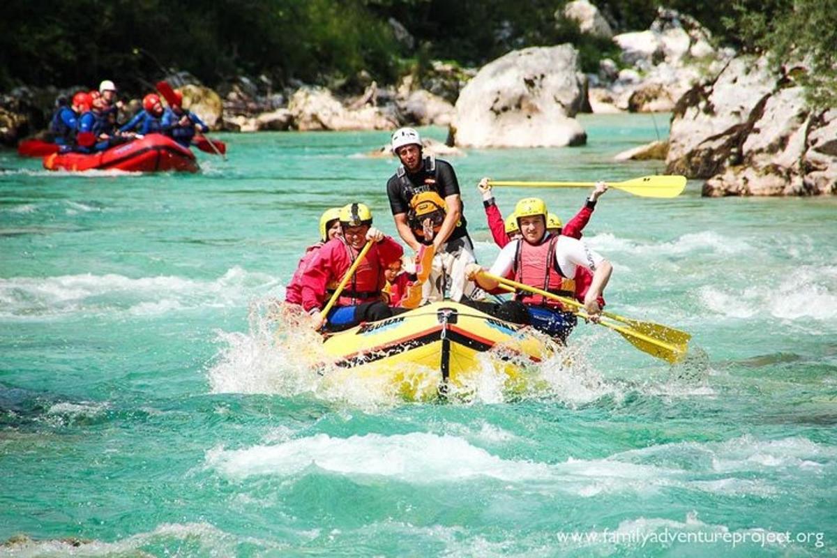 un gruppo di persone su una zattera in un fiume