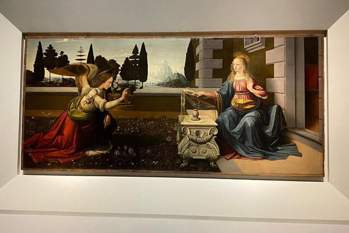 un dipinto di due donne su un muro