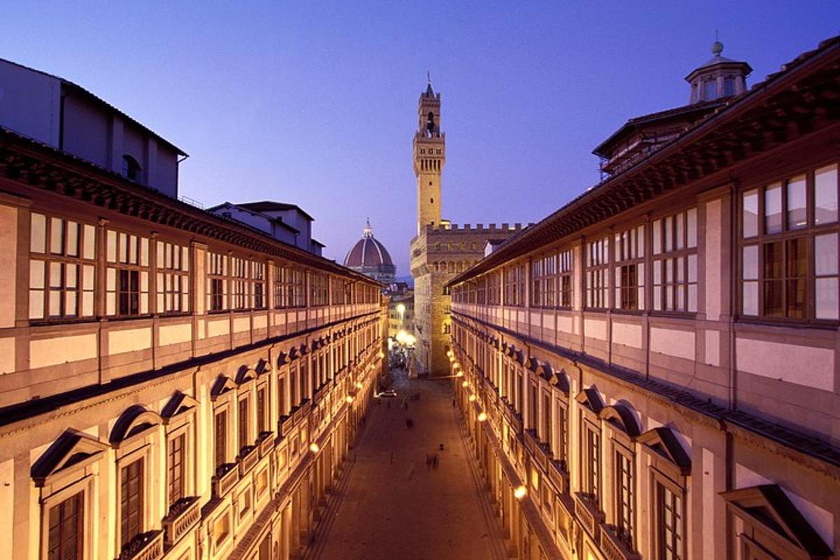 una vista di una strada tra due edifici con una torre dell'orologio