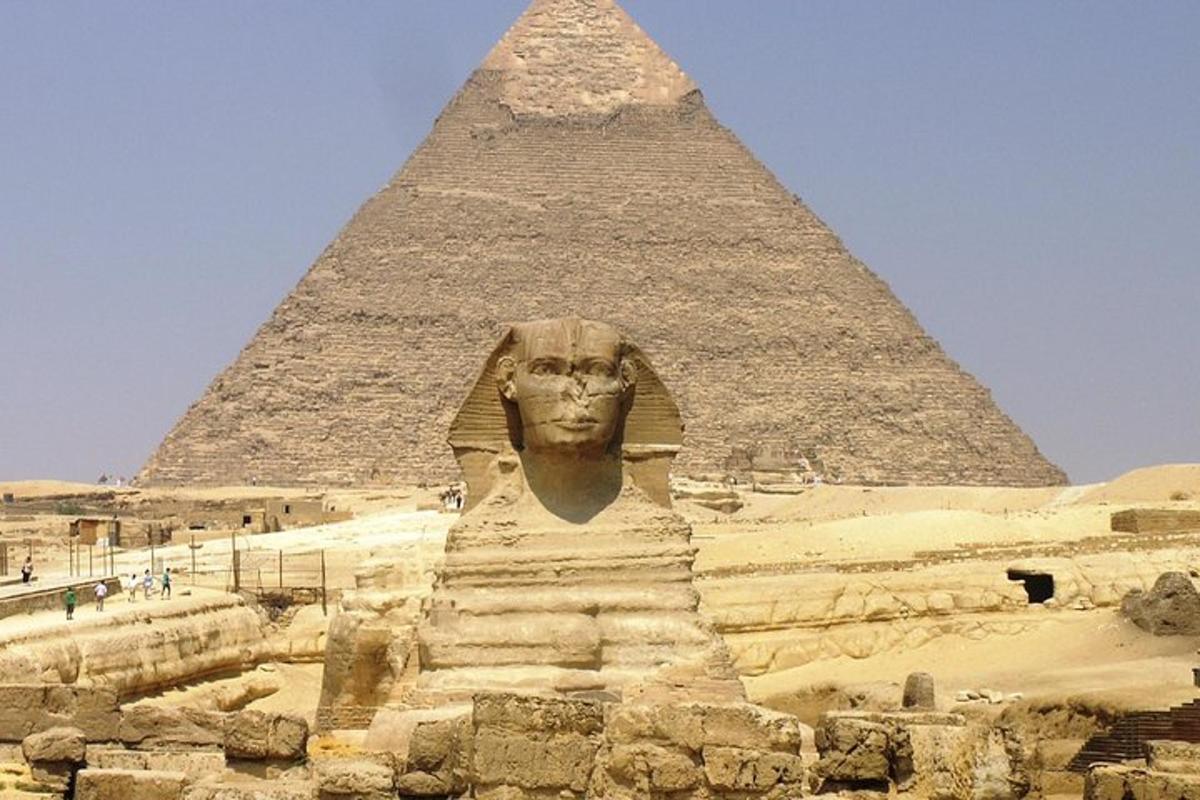 eine große Statue vor einer Pyramide