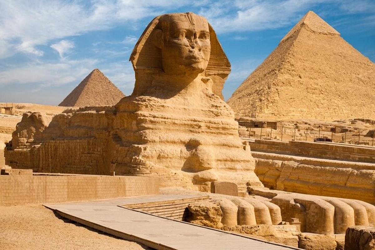 en stor statue foran pyramidene