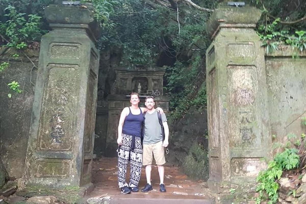 Un hombre y una mujer de pie frente a un arco.