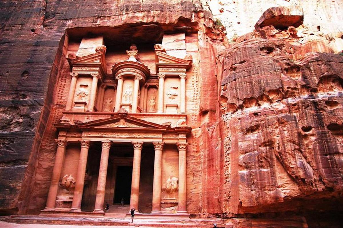 un edifici al costat d'un penya-segat