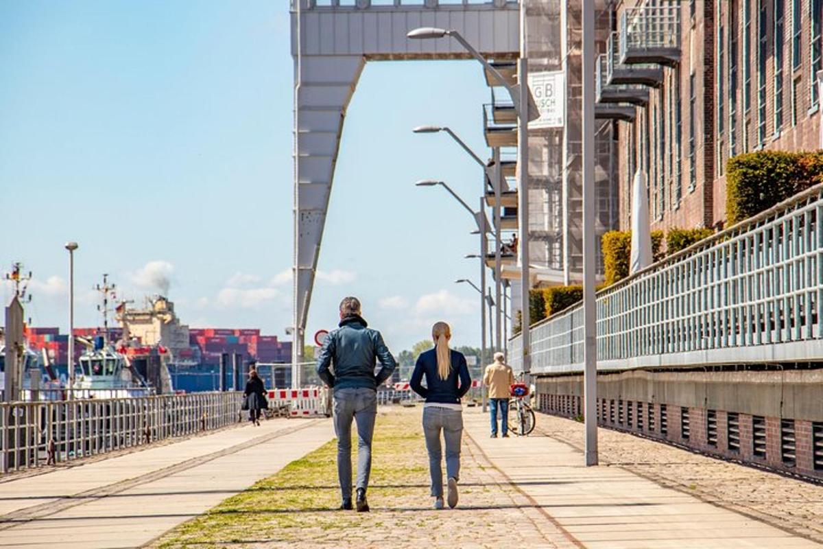 en man och en kvinna som går nerför en trottoar