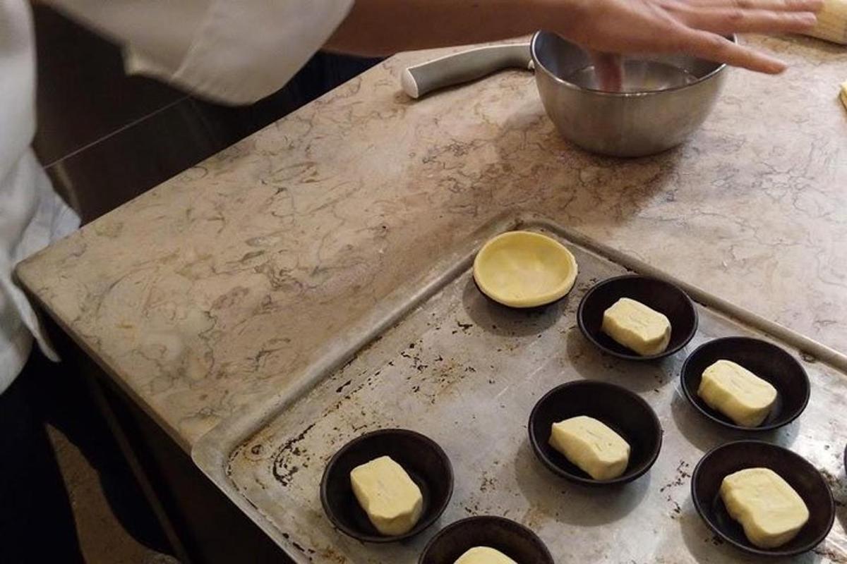 egy csomó cupcake a tűzhely tetején