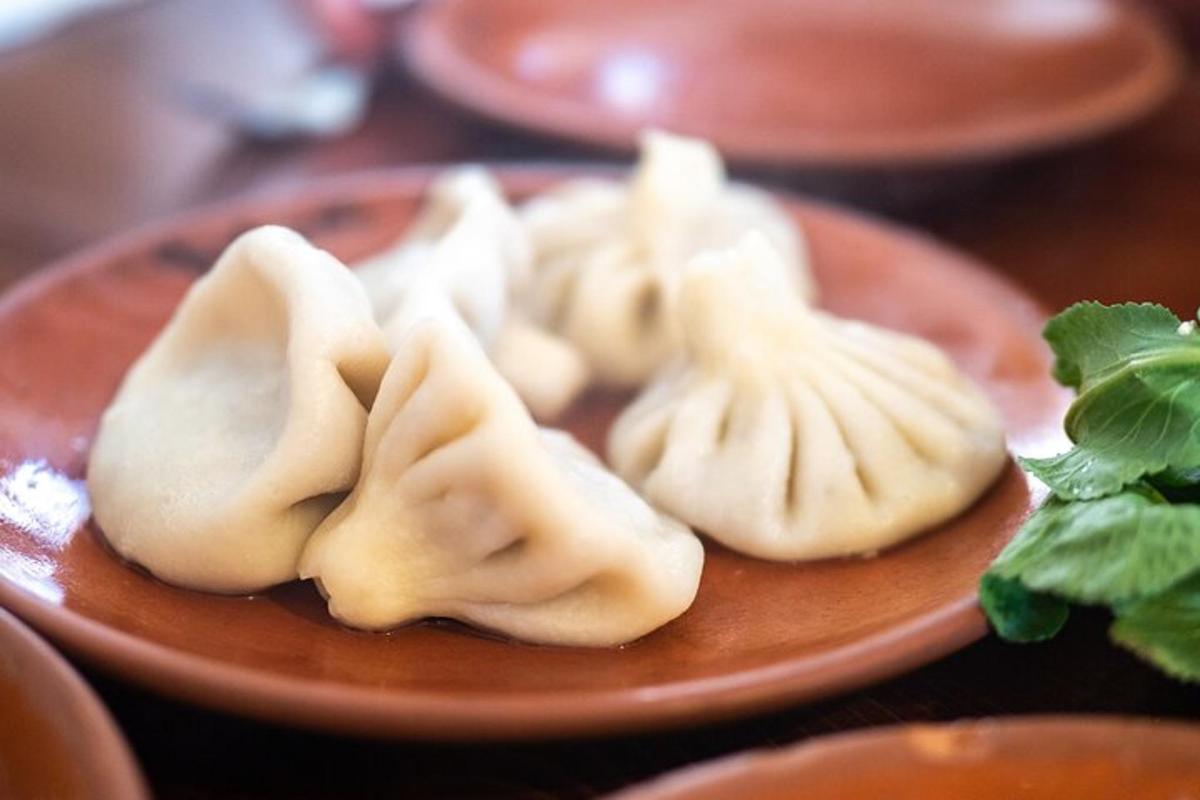 木のテーブルの上に置かれた餃子の皿