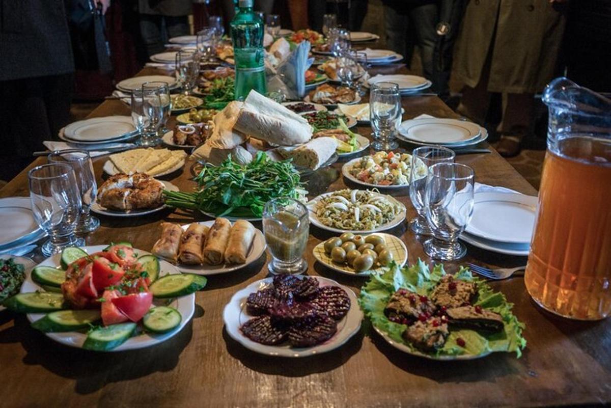 egy hosszú asztal, tele étellel és itallal