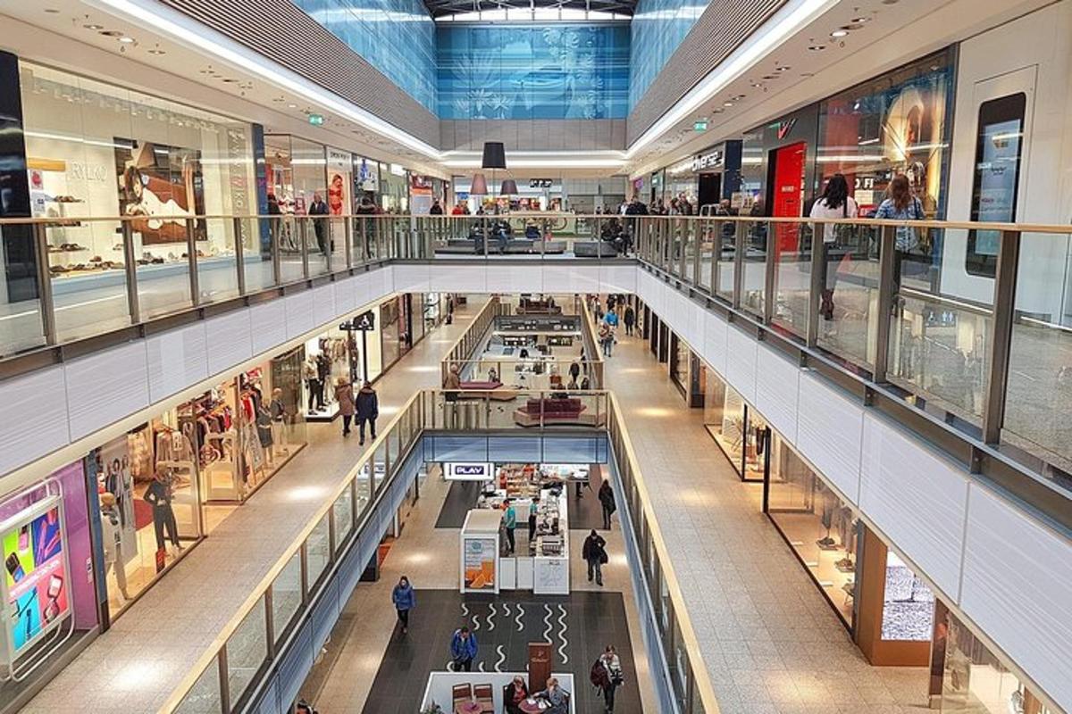 pohled shora na nákupní centrum