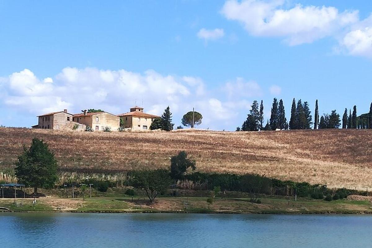 una casa en la cima de una colina junto a un lago