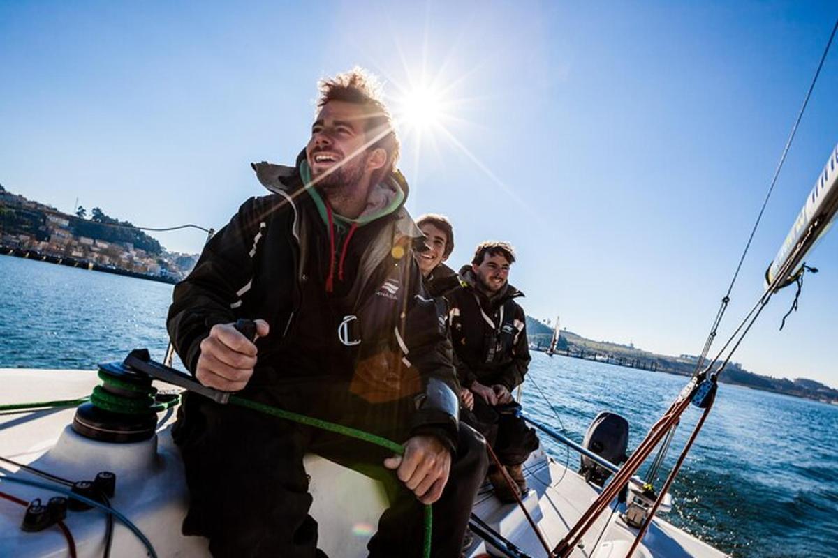 Un grupo de hombres en un barco en el agua