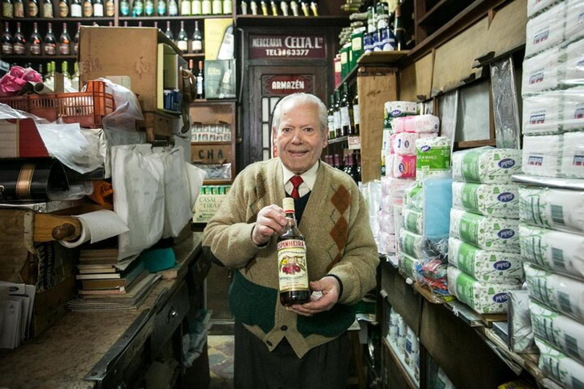 seorang pria tua memegang botol di sebuah toko