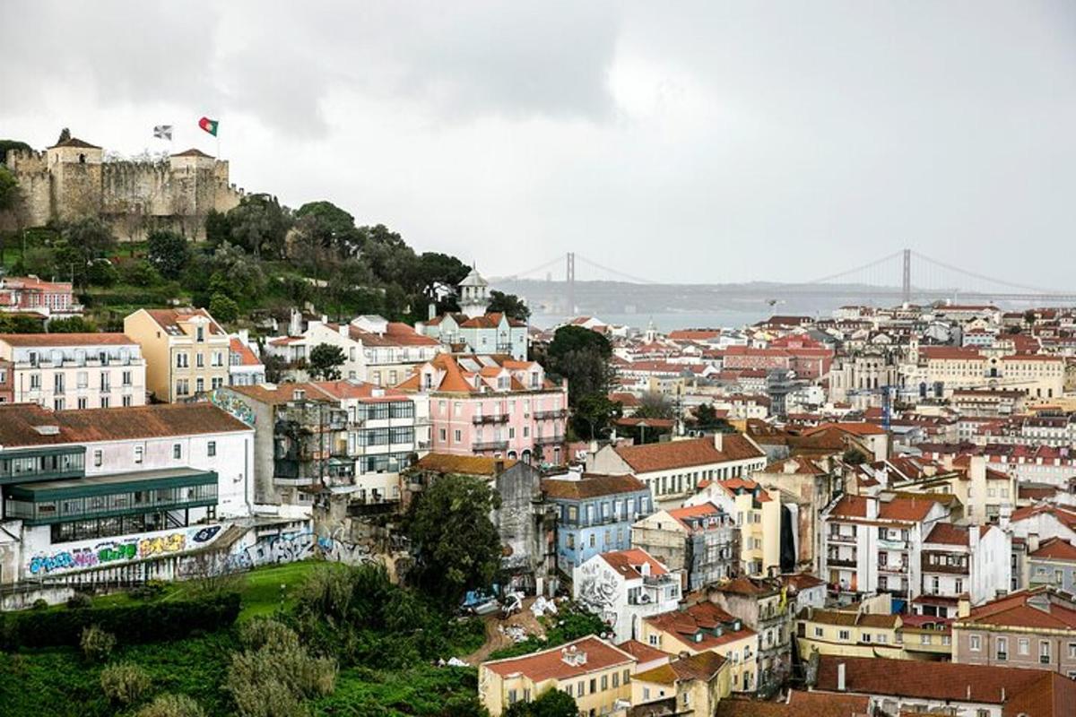 uma vista de uma cidade com um castelo e edifícios