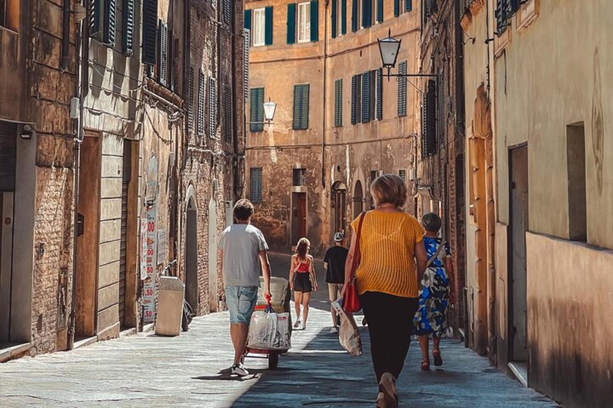 un gruppo di persone che camminano lungo un vicolo