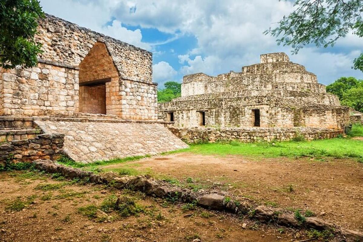 un vecchio edificio in pietra in un campo d'erba