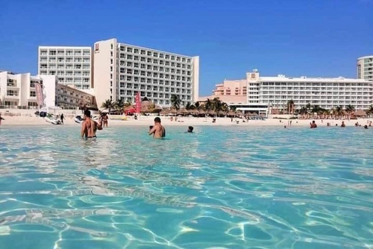 група людей у воді на пляжі