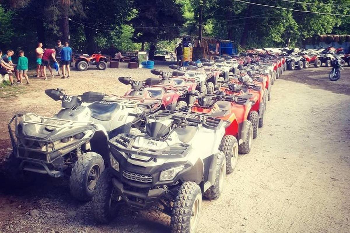 una fila di quad parcheggiati su una strada sterrata