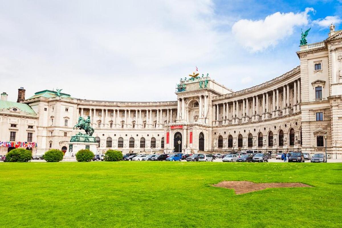 velká budova s auty zaparkovanými na travnatém poli