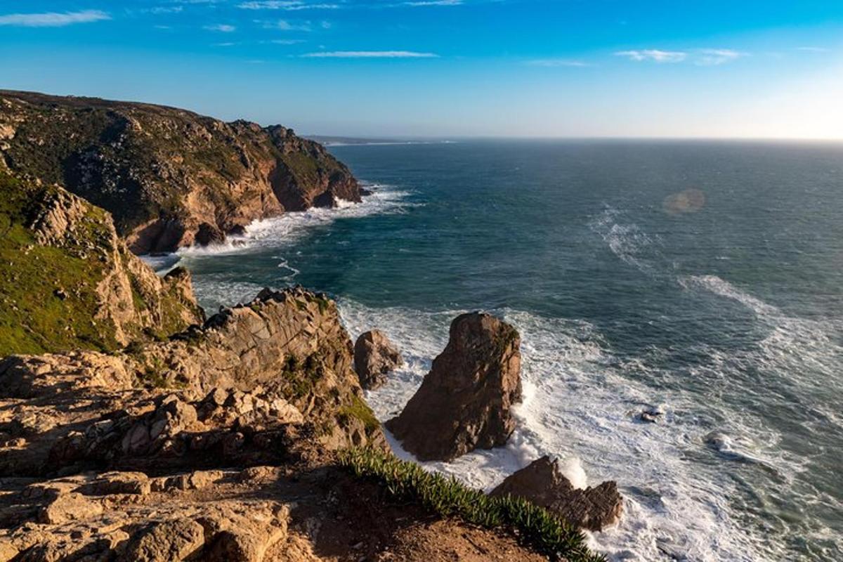 una vista dell'oceano da una scogliera rocciosa