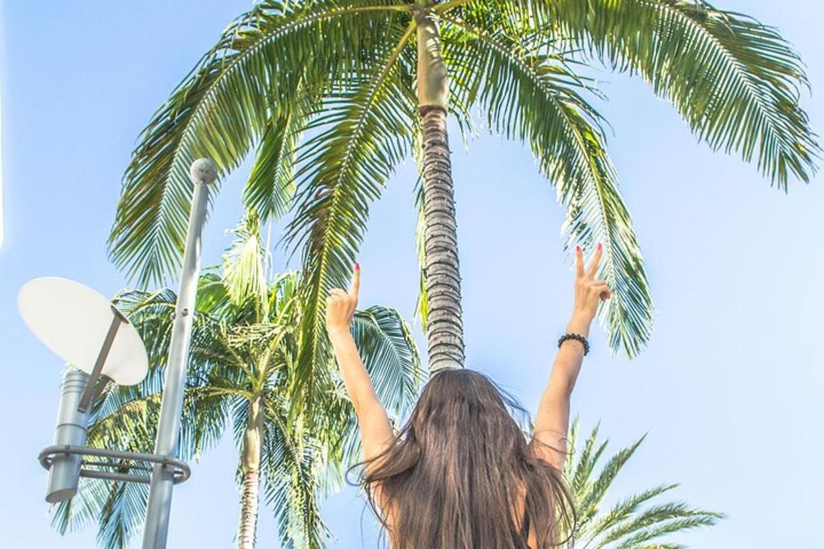 een vrouw die naar een palmboom reikt