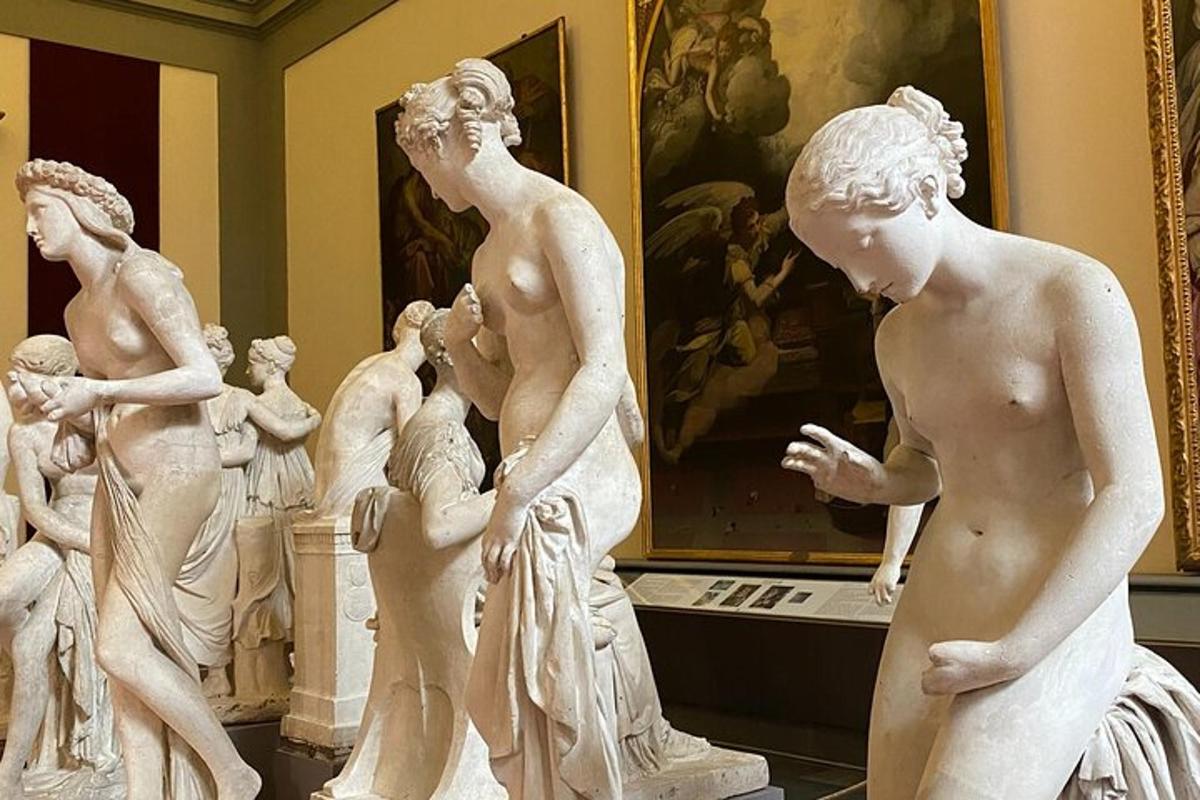 eine Gruppe weißer Statuen in einem Museum