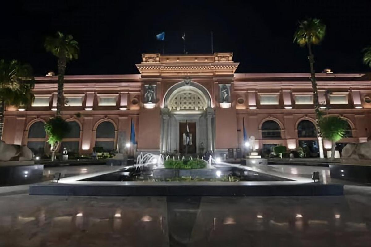 un edificio con una fontana di fronte di notte