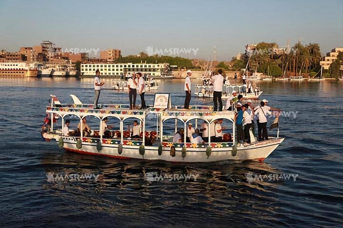 un grupo de personas en un barco en el agua
