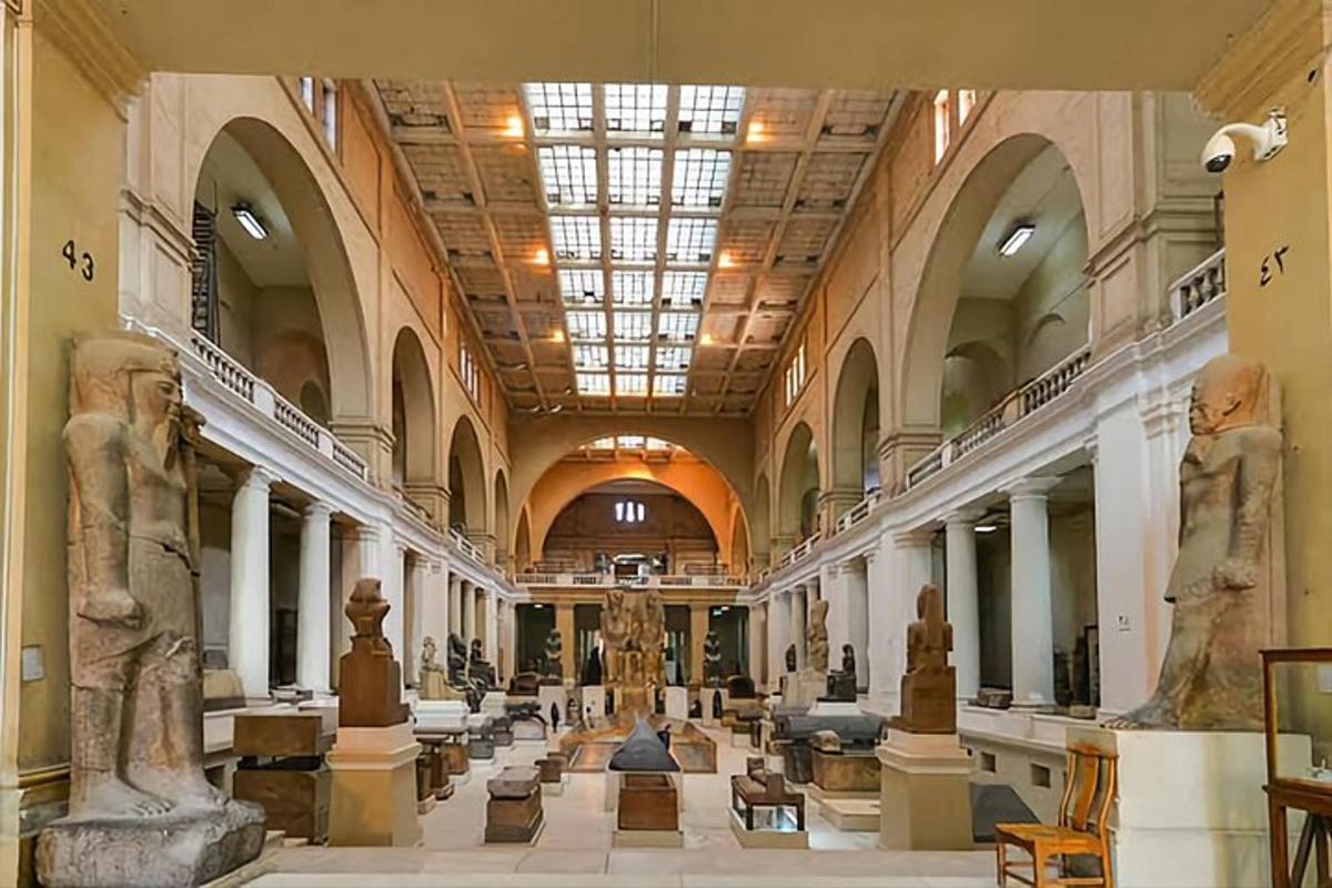 un museo con statue esposte in un edificio
