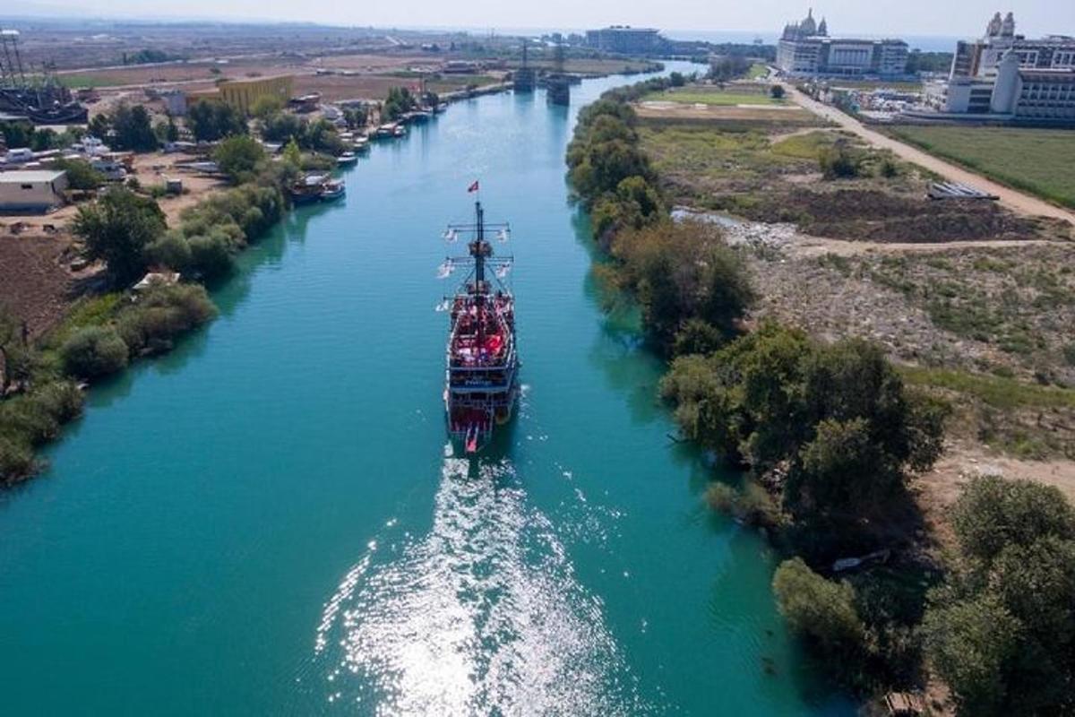 una grande barca che naviga lungo un fiume
