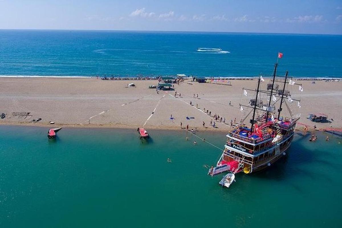 una grande barca in acqua vicino a una spiaggia