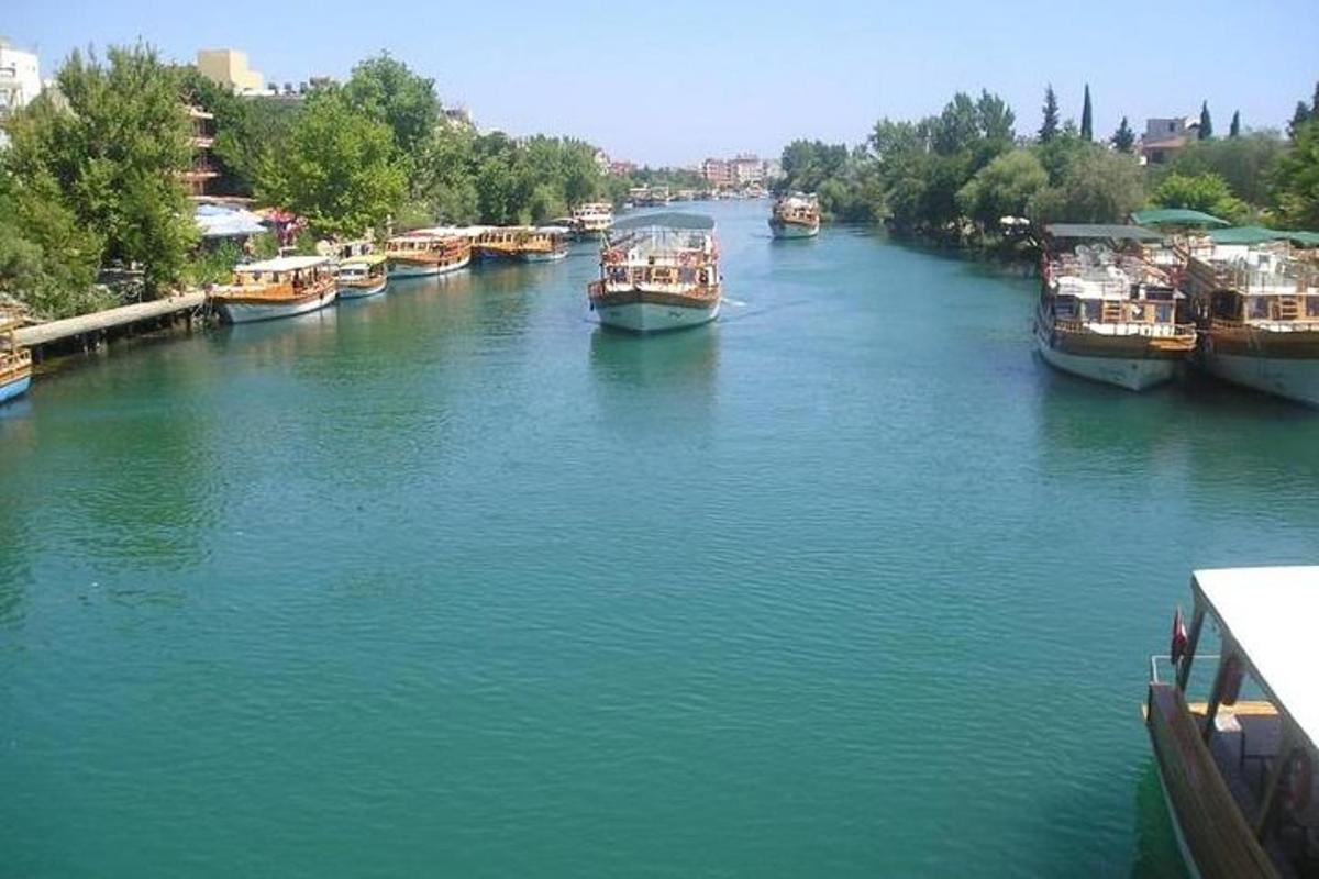 un gruppo di barche è attraccato in un fiume