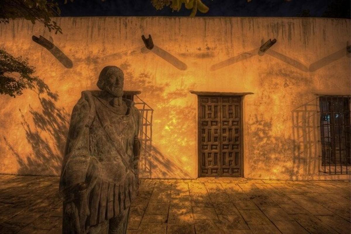 o statuie care stă în fața unei clădiri