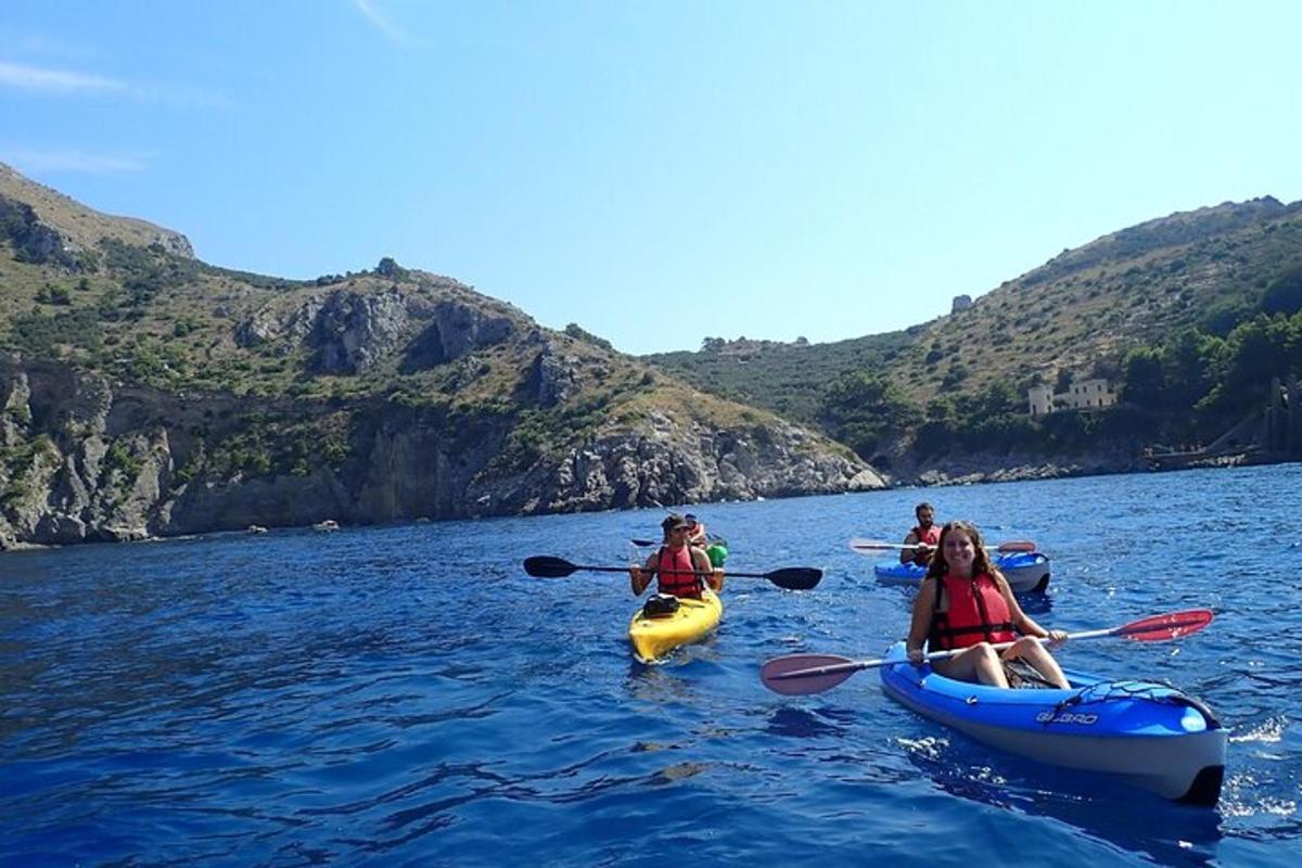 un gruppo di persone in kayak in acqua