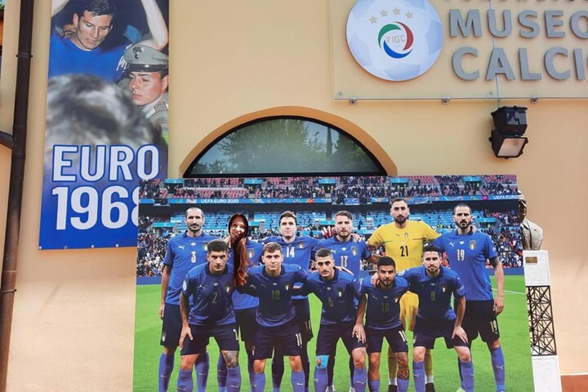 un gruppo di calciatori in posa per una foto
