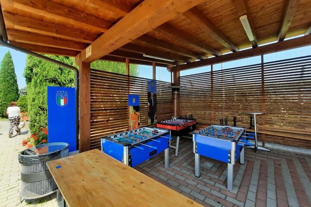 un patio con tavoli blu e un tetto in legno